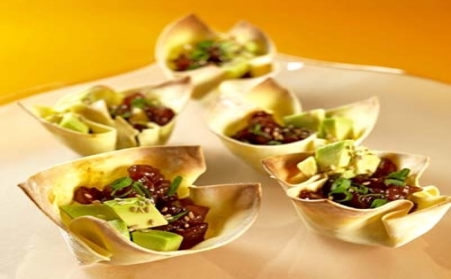 Tartare de atún en copitas de wantán